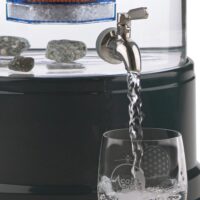 acalaquell-standwasserfilter-variante-edelstahlhahn-yakawa-kristallklar-anthrazit-wasser-hexagonales-trinkwasser Kopie